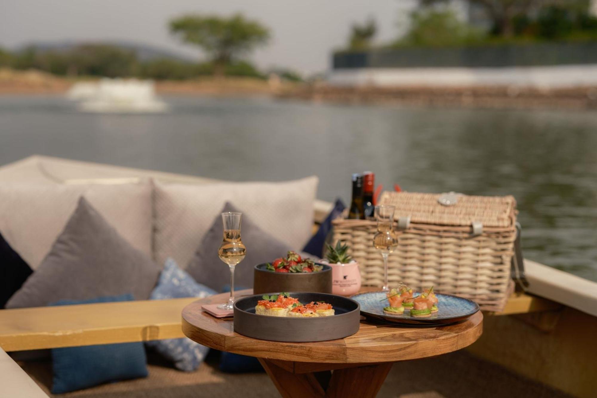 Jw Marriott Hotel Bengaluru Prestige Golfshire Resort & Spa Avati Exterior photo